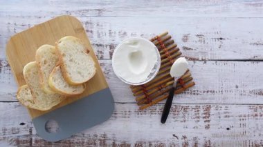 Yumuşak kremalı, açık yüzlü ekmek dilimleri lezzetli bir ziyafet yaratır..