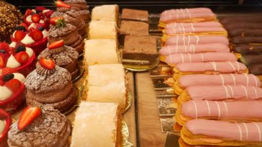 Canlı renkleri ve dokuları olan kek ve hamur işleri çok cazip..