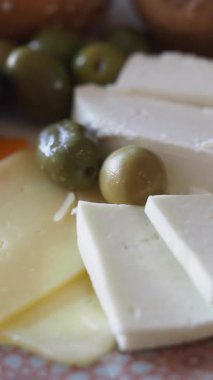 Yeşil zeytinli krem peynir dilimleri lezzetli bir atıştırmalık oluşturur..