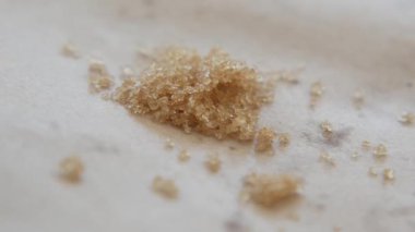 Esmer şeker taneciklerinin yakın çekimi eşsiz dokularını ve tonlarını gözler önüne seriyor..