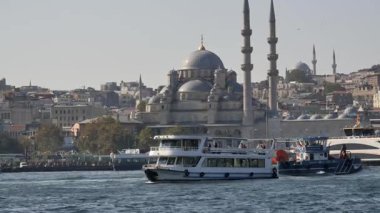 İkonik bir caminin yanında, Boğaz 'da sakin bir tekne yolculuğunun tadını çıkar..