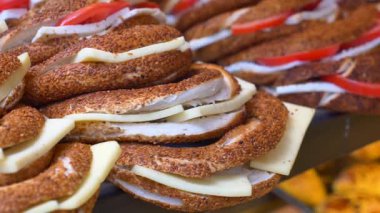Peynirli ve domatesli taze susamlı ekmek tadını çıkarmaya hazır.,