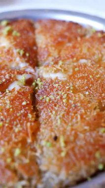 Lezzetli tatlı Kunefe tabakta .