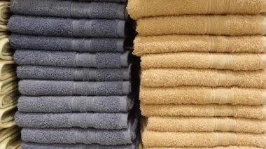 Yumuşak havlular perakende satış alanı dokularındaki renklere göre düzgünce düzenlenir.