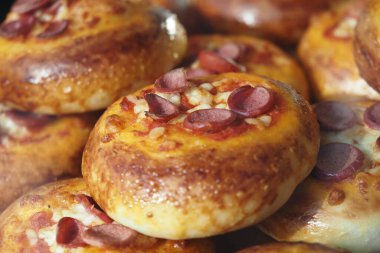 Lezzetli sosisli ve erimiş peynirli taze ekmek ruloları..