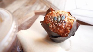 Tohumla kaplı taze pişmiş kek sıcak bir atmosferde keyif çatıyor..