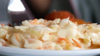 Aile yemeği sırasında sunulan taze lahana ve havuçtan yapılmış lahana salatası..