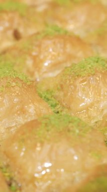 Cevizli ve şuruplu baklava hazırlama sürecini izleyin..