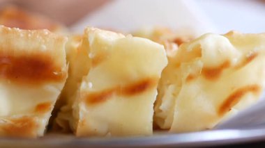 Masasında peynir olan leziz geleneksel borek..