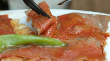 Baharatlı sos ve yeşil biberli lezzetli İskender kebabı..