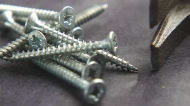 DIY onarım ve inşaatları için vida ve penseyle çalışmak.