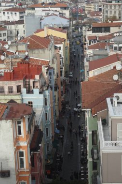 Kış mevsiminde kalabalık caddeler canlı binalar ve çatılarla doluydu..