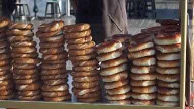Fırında pişmiş Türkçe simit hareketli bir pazarda sergileniyor,