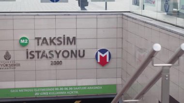 Ziyaretçiler Istanbuls 'un hareketli semtindeki Taksim İstasyonu girişine yaklaşıyorlar.