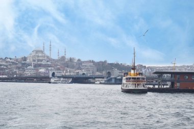 Bir feribot yakındaki tarihi bir silueti olan Boğaz 'ı geçiyor..
