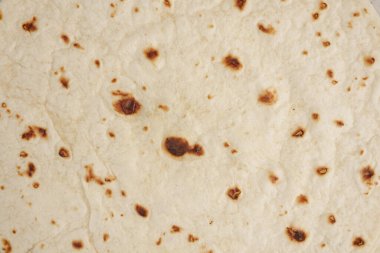 Ev yapımı capati, sıcak bir yüzeyde yeni pişirildi..