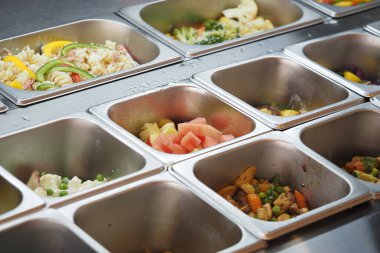 Renkli sebze ve meyve seçimi aşçılık için düzenlenmiştir..