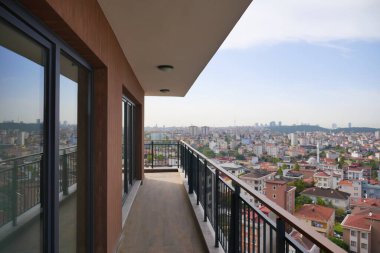 Balkon şehir mimarisi ve ufuk çizgisi için panoramik bir görünüm sunuyor.