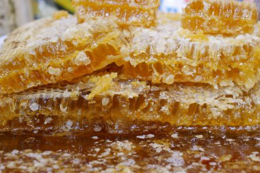 Altın bal peteği kalın levhaları alıcıları bir pazardan çeker..