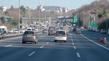 Yoğun saatlerde İstanbul 'da yoğun bir otoyolda birden fazla araç geziniyor.