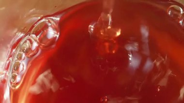 Zengin bir sıvıda kabarcıkların büyüleyici hareketini hissedin..