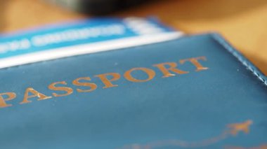 Yolculuk için hazırlanırken biri pasaporta bakar..
