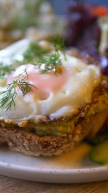 Avokado ve yumurtalı ekmek. .