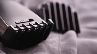 Masadaki bir saç makasını yakın plan çek. ,