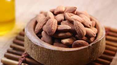 Badem kızartma tekniklerini keşfetmek lezzetlerini ve çıtırtılarını arttırır..