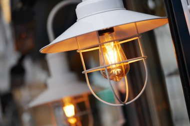 Gün batımında büyüleyici endüstriyel demirbaşların ışığı parlıyor..