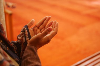 Genç Müslüman kadın camide namaz kılıyor. ,