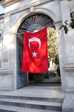 Tarihi bir bölgede büyük bir Türk bayrağı sallanıyor.