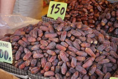 Bir satıcı sonbaharda kalabalık bir pazarda bir yığın tarih sergiliyor..