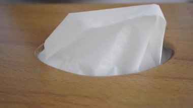 Yumuşak dokular şık bir ahşap tutacağa konur evde kolay erişim için..