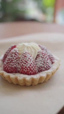 Taze çilek ve kremayla süslenmiş lezzetli bir turtanın tadını çıkar.