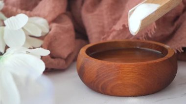 Bir kase suya kabartma tozu döküyorum. .