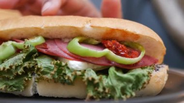 Taze malzemelerle lezzetli bir sandviç yapma sürecinin tadını çıkarın..