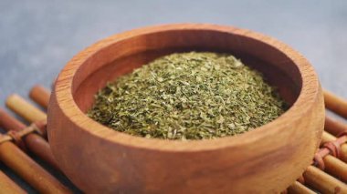 Kurutulmuş bitkileri yemek ve sağlık yardımlarını arttırmak için kullanmayı öğrenin.
