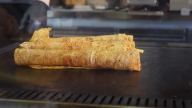 Tavuklu shawarma mutfaktaki ızgarada pişiyor.,