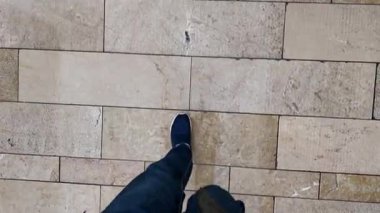 Doğanın tadını çıkarırken kayalık yollarda rahatça geziniyorum..