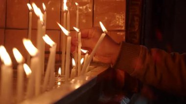 Bir insan, meditasyon ve umut için huzurlu bir ortamda mum yakar..