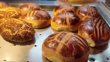 Sıcak, altın sarısı rulo fırından yeni çıktı, müşteriler için hazır..