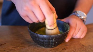 Japon usulü bambu çırpıcıyla kibrit çayı yapıyorum..