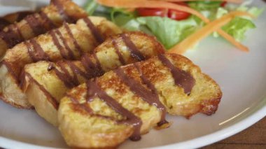 Çikolata soslu kızarmış ekmek ve taze salata..