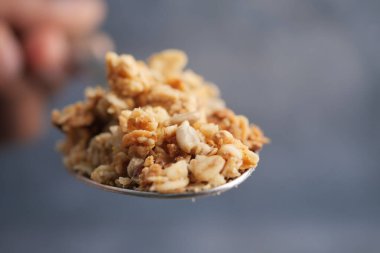 Kahvaltı ya da atıştırmalık için mükemmel bir kaşık üzerinde lezzetli granola..
