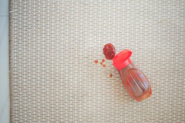 Bir şişe sos döküldü ve içindekiler halıya döküldü..