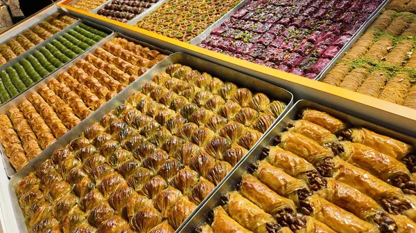 Bir pazarda sergilenen Türk baklavası .