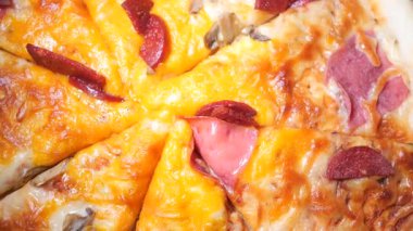 Lezzetli biberli ve peynirli pizza dilimleri rahat bir masada zevki bekliyor..