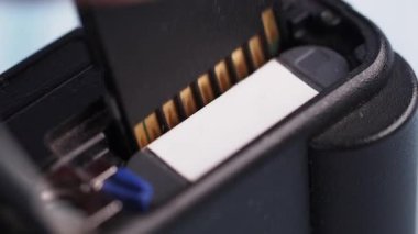 Hafıza kartı, ayrıntıları gösteren elektronik bir aygıta eklenir.