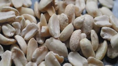 Yerfıstığının yemek pişirme alanında kızarmaya hazırlanmasını izle.